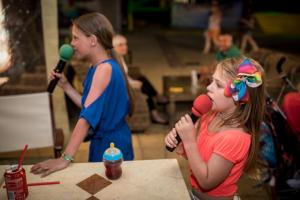 KARAOKE & COCKTAILS Fun