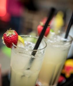 KARAOKE & COCKTAILS Fun