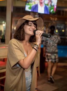 KARAOKE & COCKTAILS Fun