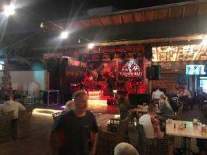 "THE FUNNY PUB" 