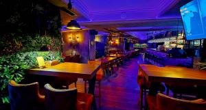 Bar & Dinner BIZARRE