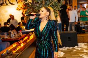 Students Party with DESISLAVA