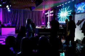 Party with VERA RUSSO