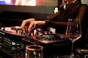 Party with VERA RUSSO