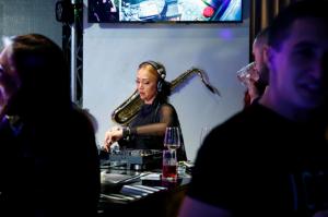 Party with VERA RUSSO