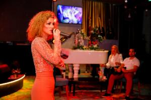 Party with VALENTINA