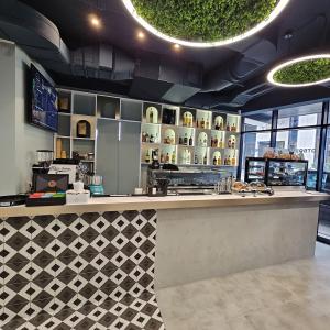 THE HIGH-END BAR