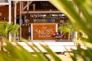 SEA SNOBS Beach Bar